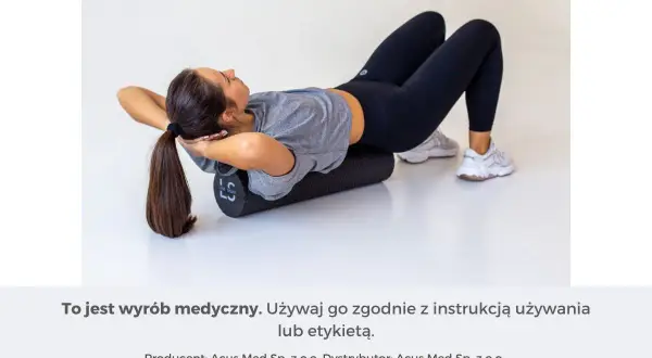 Kobieta z rękami za głową na wałku do masażu, rozluźnia spięte mięśnie pleców.
