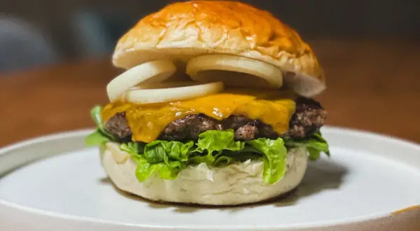 Jak zrobić soczyste burgery? Sekrety mięsa, smażenia i dodatków