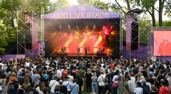 Tłum na festiwalu Co jest grane, podziwia występ na scenie CJG LIVE STAGE.