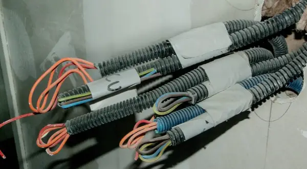 Czarny kabel to plus czy minus? Odkryj prawdę o polaryzacji