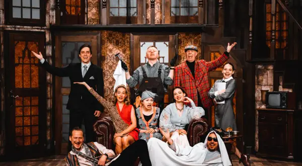 Aktorzy na scenie teatru. Widać ich radość i zaangażowanie, czego nie widać to kulisy, ale czuć magię tego kwadratu.