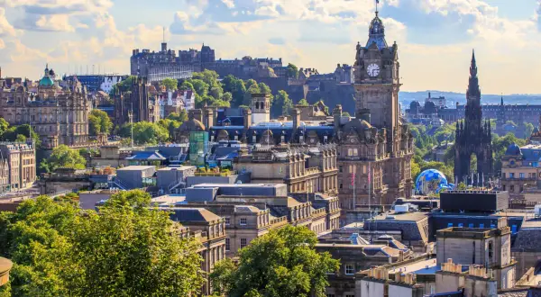 Edinburghs Skyline mit Schloss und Uhrenturm. Die beste Reisezeit für dieses Panorama ist im Sommer, wenn die Bäume grün sind.