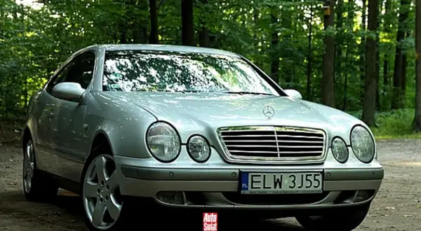Srebrny Mercedes CLK W208 na tle lasu.