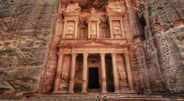 Skarbiec w Petrze, Jordania. Planując podróż, zastanów się, co zabrać do Jordanii, by podziwiać cuda natury i historii.