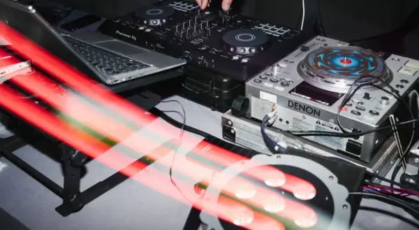 Ile kosztuje DJ na studniówkę? Sprawdź ceny i uniknij niespodzianek