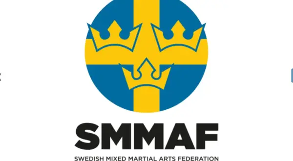 SMMMAF: Svenska Mixed Martial Arts Federation. Logotypen visar Sveriges flagga med tre kronor, symbolen för svensk fcr mma.