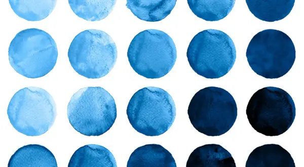 Cerchio acquerellato con diverse tonalità di blu, dal celeste chiaro al blu profondo, disposti in una griglia.