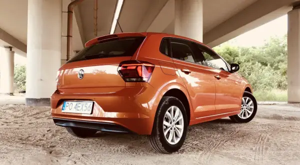 Pomarańczowy Volkswagen Polo, widok z tyłu. Poznaj polo dane techniczne tego miejskiego auta.