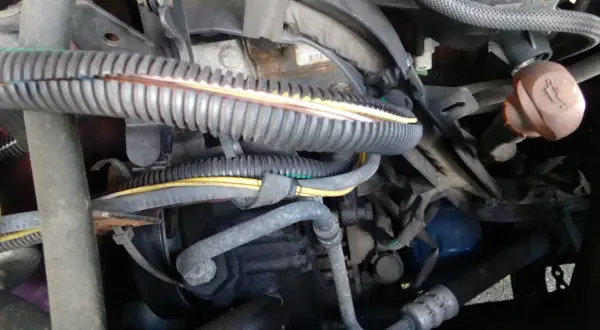 Czujnik temperatury silnika w Peugeot 307 2.0 HDI - prosta lokalizacja i montaż