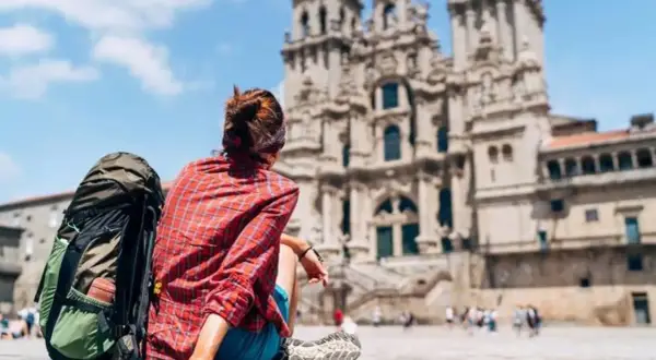 Peregrino con mochila, listo para el Camino de Santiago. La pregunta es: que mochila llevar al camino de santiago.