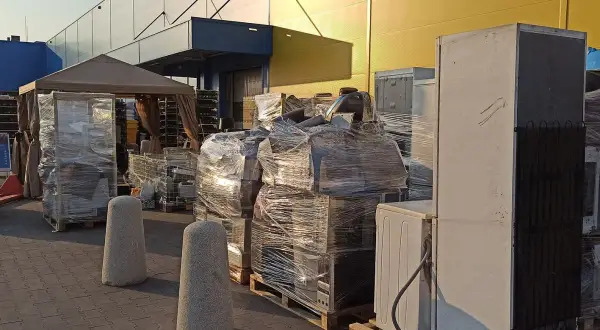 Elektrośmieci czekają na odbiór przed Castoramą. Stare lodówki i pralki gotowe do recyklingu.