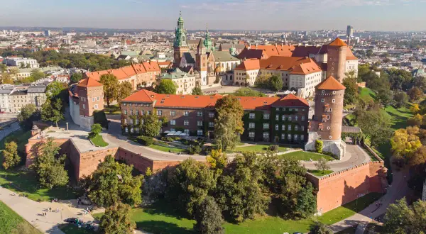 Wawel w Krakowie – idealne miejsce, by zacząć zwiedzanie miasta. Zamek, katedra i mury obronne na wzgórzu.