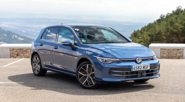 Golf 1.5 TSI azul aparcado en un mirador con vistas a un valle.