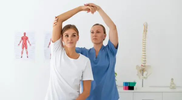Rehabilitacja domowa: Koszt od 150 zł. NFZ vs. Prywatnie co wybrać?