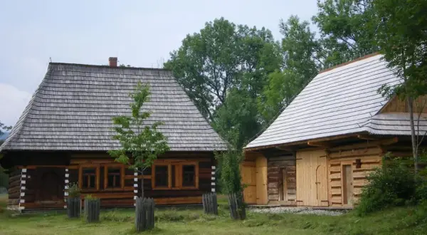 Drewniane chaty i ich dachówki to główne zubrzyca górna atrakcje. Warto zobaczyć te zabytki architektury ludowej.