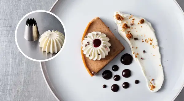 Ein Stück Kuchen mit aufgespritzteter schwerer Sahne, Schokoladensauce und Kakaonibs. Daneben ein Spritzbeutel mit einer Sahnetülle und ein Beispiel für aufgespritztte Sahne.