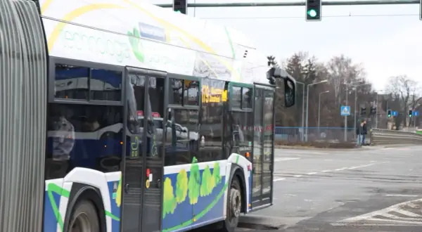 Autobus miejski z napisem "technologia dla ekologii". Uważaj, bo brak biletu to mandat!