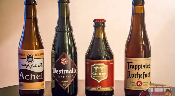 Cztery butelki piwa trapistów: Achel, Westmalle, Chimay i Rochefort. Każde piwo z mnichem na etykiecie to gwarancja jakości.