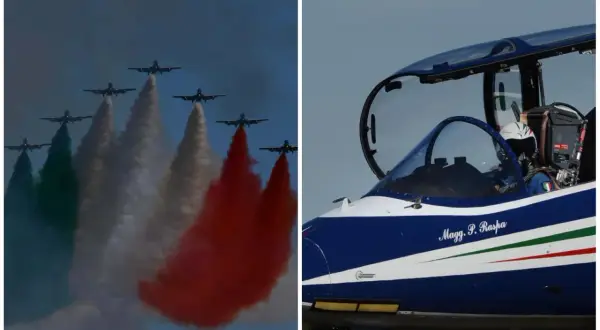 Le Frecce Tricolori volano sopra Ancona, lasciando scie colorate che ricordano il tricolore italiano.