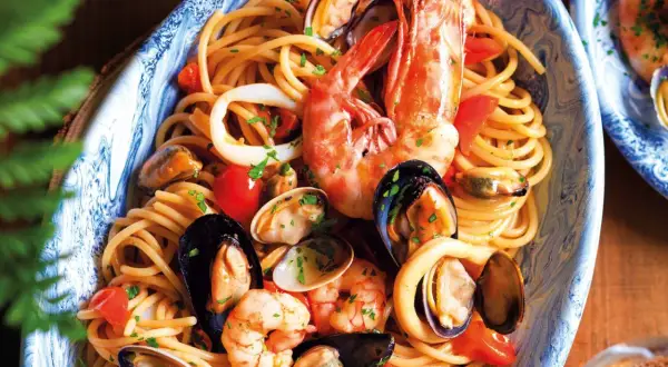 Spaghetti allo scoglio surgelati, un piatto ricco di gamberi, cozze, vongole e calamari, pronto per essere gustato.