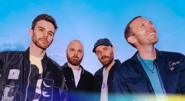 Czterech członków zespołu Coldplay, gotowych na kolejny niezapomniany koncert.