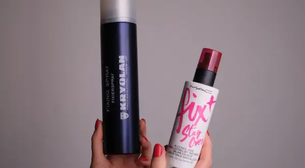 Dwie butelki fixerów do makijażu: Kryolan i MAC Fix+ Stay Over. Idealne, by utrwalić makijaż na długie godziny.