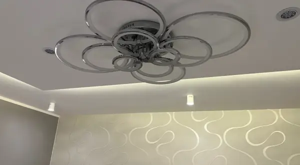 Nowoczesny plafon boho z chromowanymi pierścieniami, tworzący efektowną kompozycję na suficie.