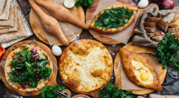 Bogactwo smaków kuchni gruzińskiej: chaczapuri, chleb lawasz, pieczone placki z serem i ziołami.