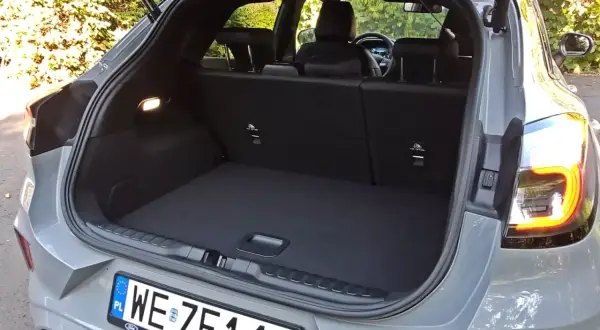 Otwarty bagażnik Ford Puma. Sprawdź, jak duże są ford puma wymiary, by zaplanować podróż.