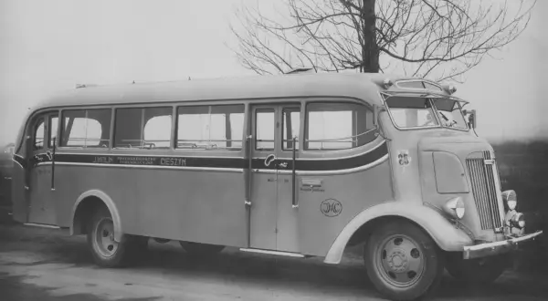 Stary autobus J. Molin Cieszyn, z napisem "Przedsiębiorstwo Komunikacyjne", gotowy do podróży. Może kiedyś zawiezie pasażerów do Kęt we Wrocławiu?