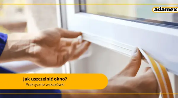 Dłonie przykładają białą taśmę uszczelniającą do ramy okna. Dowiedz się, jak uszczelnić okna na zimę, by uniknąć przeciągów.