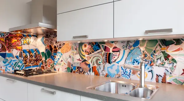 Crédence de cuisine colorée en mosaïque de carreaux brisés, un style unique qui rappelle un pochoir cuisine.