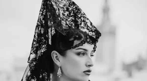 Mujer con maquillaje y mantilla de encaje negro, lista para la Semana Santa.