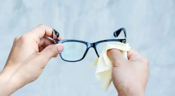 Jak usunąć rysy z okularów? Optyk vs. domowe mity