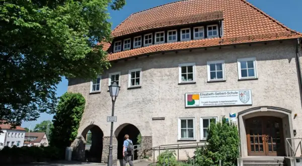 Elisabeth-Selbert-Schule, eine der besten Schulen Deutschlands, mit ihrem markanten roten Ziegeldach und einem Schild, das auf ihre Rolle als regionales Kompetenzzentrum hinweist.