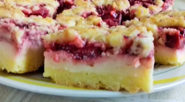 Pyszne ciasto z truskawkami i budyniem, posypane kruszonką. Idealne na letnie popołudnie.