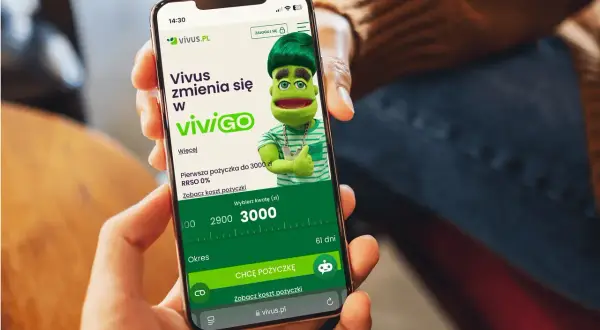 Telefon z aplikacją Vivus.pl, na ekranie postać z zielonymi włosami i wybór kwoty pożyczki.