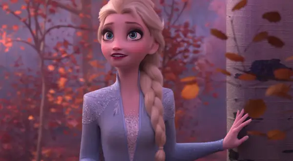 Elsa z Krainy Lodu w jesiennym lesie, słuchając nowej piosenki.