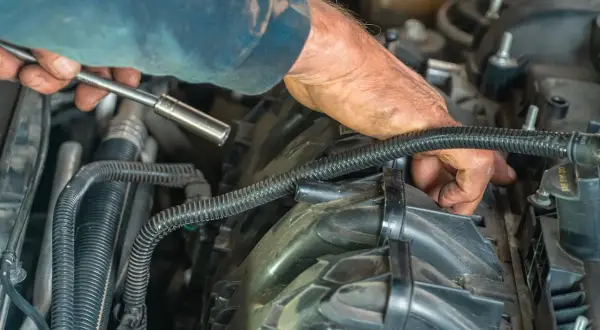 Mechanik sprawdza zawór par paliwa, szukając objawów awarii.