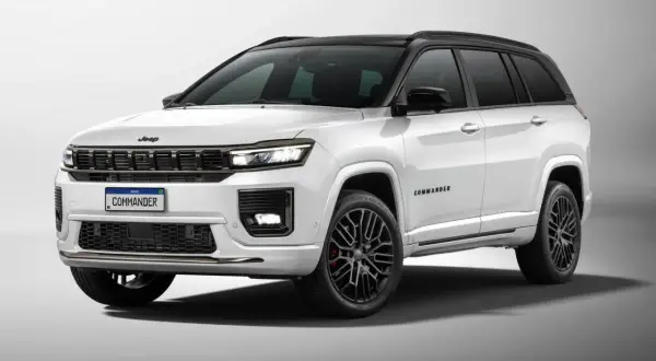 Biały Jeep Commander z czarnym dachem i przyciemnianymi szybami, na czarnych felgach. Limitowana edycja tego SUV-a prezentuje się imponująco.