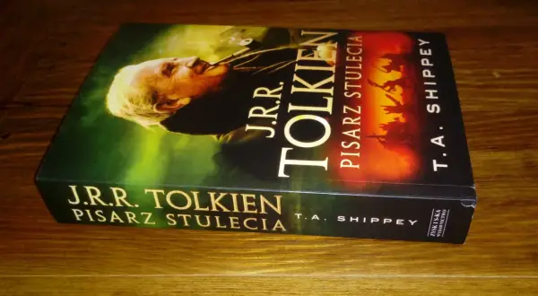 Okładka książki "J.R.R. Tolkien. Pisarz stulecia" T.A. Shippeya. Zastanawiasz się, ile języków znał Tolkien?