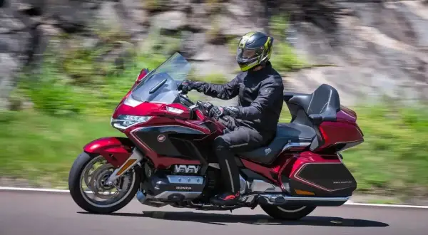 Czerwony motocykl Honda Gold Wing w ruchu. Sprawdź honda motocykle cennik i wybierz swój wymarzony model.