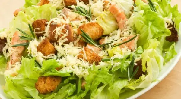 Jak zrobić Sałatkę Cezar? Oryginalny przepis i sos krok po kroku