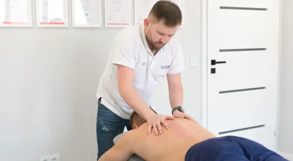 Ile kosztuje rehabilitacja domowa? Ceny, NFZ i jak wybrać mądrze.