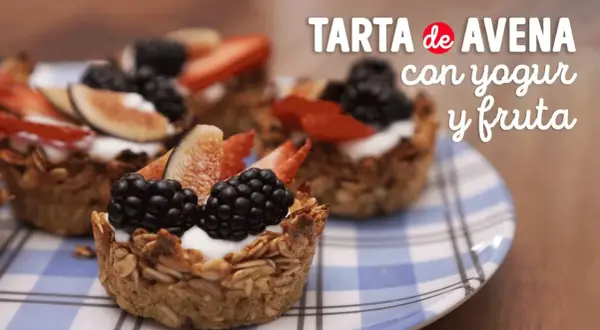 Deliciosa tarta de frutas saludable hecha con avena, yogur y frutos rojos frescos.