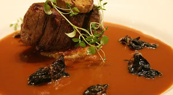 En lyxig tournedos Rossini med gåslever, svamp och en mustig sås.