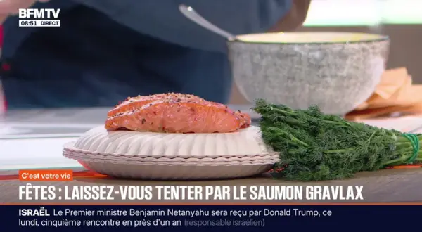 Un beau morceau de saumon gravlax, prêt à être dégusté, avec de l'aneth frais. Une recette parfaite pour les fêtes !