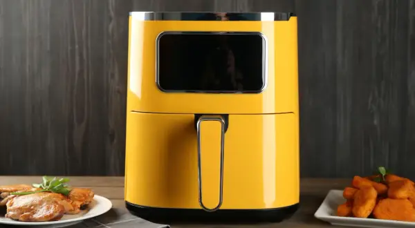 Żółty air fryer, który pozwala przygotować chrupiące frytki i kurczaka. Dowiedz się, air fryer co to jest i jak działa!