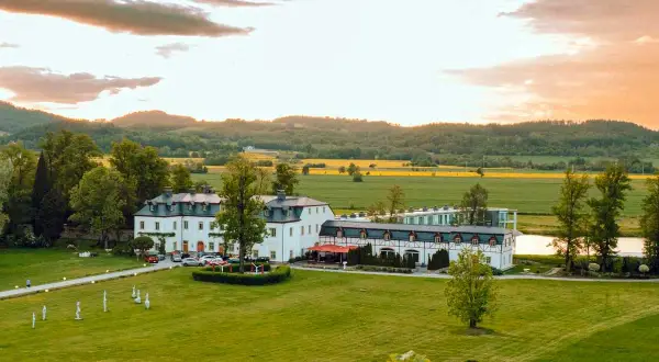 Das Schlosshotel Wernersdorf, ein prachtvolles Anwesen, liegt eingebettet in eine malerische Landschaft mit Feldern und Hügeln.