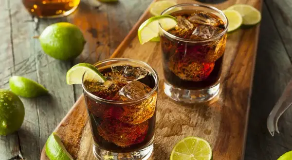 Najlepsze drinki z whisky i colą, które zachwycą Twoje podniebienie
